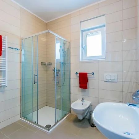 Besondere Privatvilla Mit Eigenem Pool Und Spielplatz