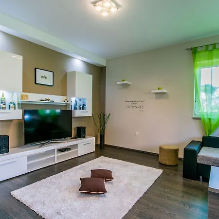 Besondere Privatvilla Mit Eigenem Pool Und Spielplatz