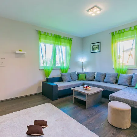 Holiday home Besondere Privatvilla Mit Eigenem Pool Und Spielplatz Pula