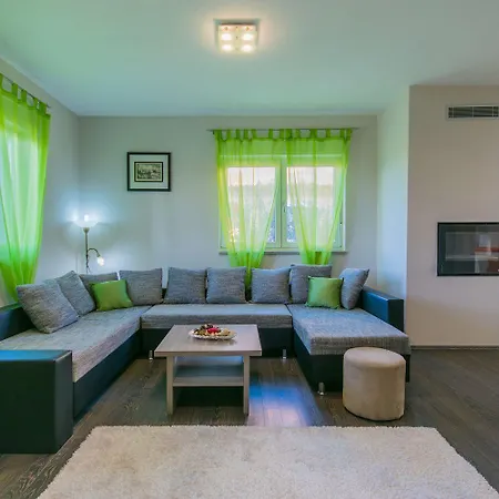 Besondere Privatvilla Mit Eigenem Pool Und Spielplatz Prázdninový dům Pula