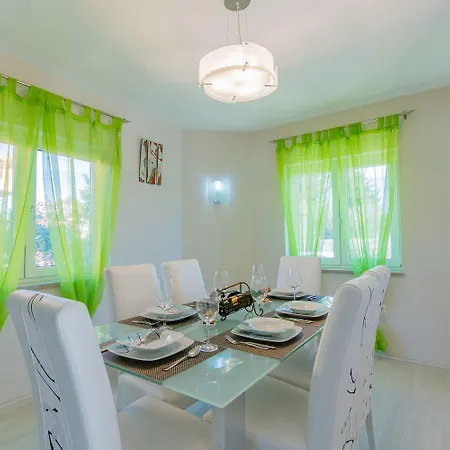 Besondere Privatvilla Mit Eigenem Pool Und Spielplatz *