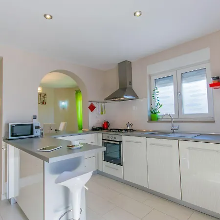 Besondere Privatvilla Mit Eigenem Pool Und Spielplatz