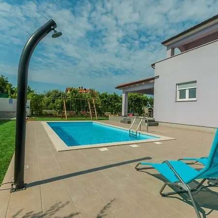 Besondere Privatvilla Mit Eigenem Pool Und Spielplatz Prázdninový dům Pula