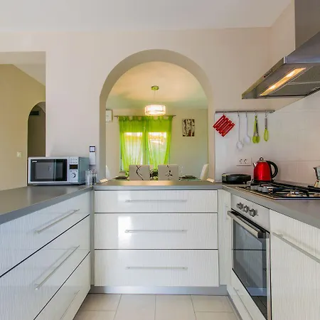 Besondere Privatvilla Mit Eigenem Pool Und Spielplatz Prázdninový dům *