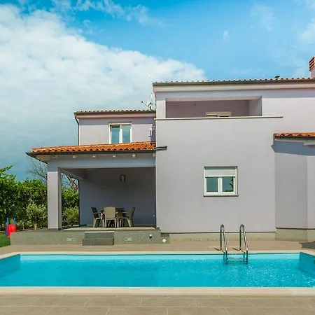 Besondere Privatvilla Mit Eigenem Pool Und Spielplatz