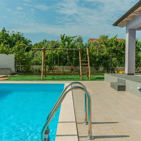 Besondere Privatvilla Mit Eigenem Pool Und Spielplatz Prázdninový dům Pula