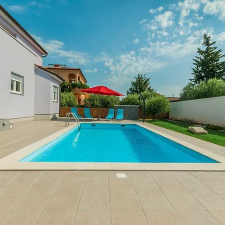 Besondere Privatvilla Mit Eigenem Pool Und Spielplatz *