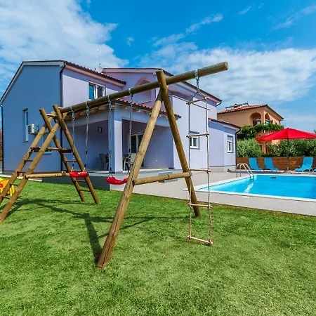 Besondere Privatvilla Mit Eigenem Pool Und Spielplatz Prázdninový dům